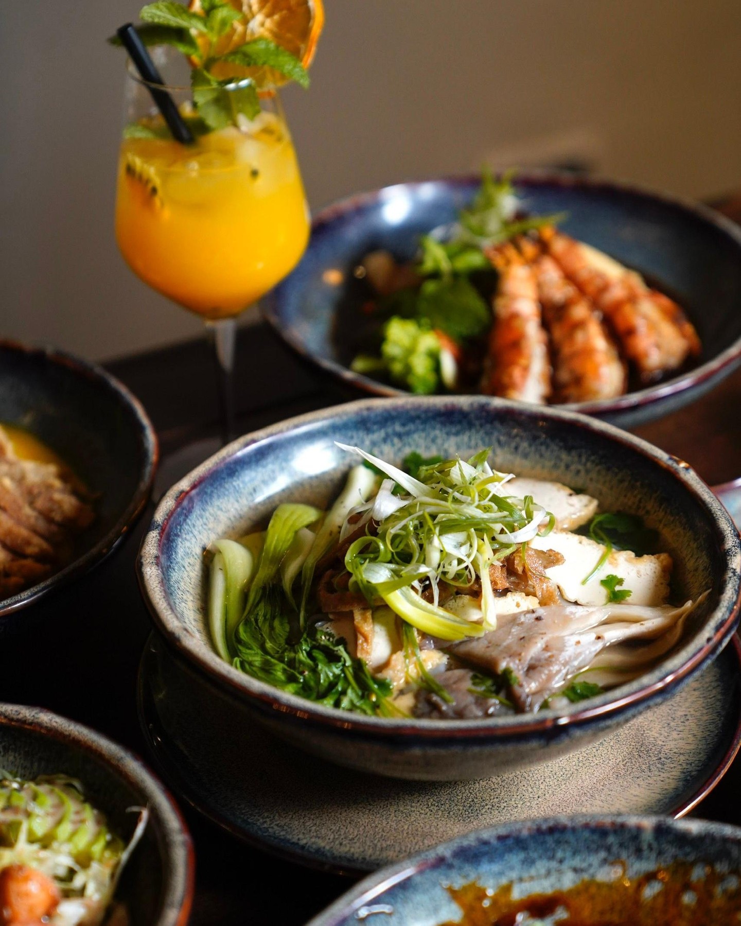 Ruhiger Garten von Mami Viet in Leipzig-Lindenau am Abend mit Bäumen, Tischen und Lichtern