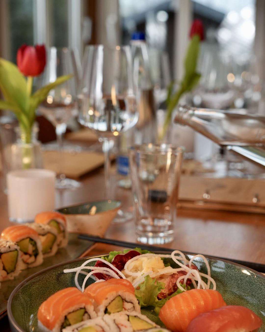 Elegant angerichteter Sushi-Teller bei Mami Viet Leipzig mit verschiedenen Sorten, ideal zum Probieren für Einsteiger