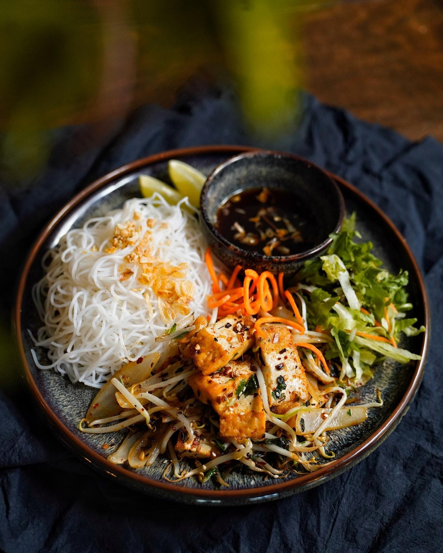 Frisches vietnamesisches Gericht bei Mami Viet Leipzig: Reisnudeln mit gebratenem Tofu, Salat, Kräutern und Dip-Sauce
