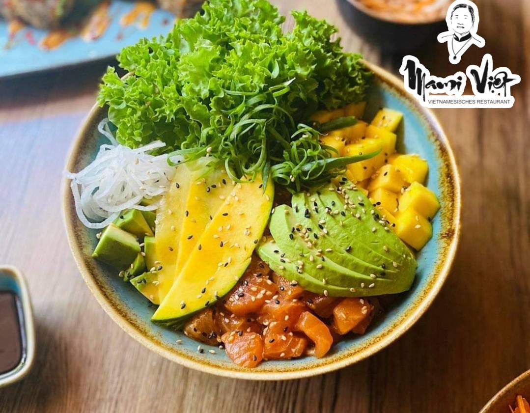 Frische Poké Bowl bei Mami Viet Leipzig mit Lachs, Avocado, Mango, Salat und Sesam