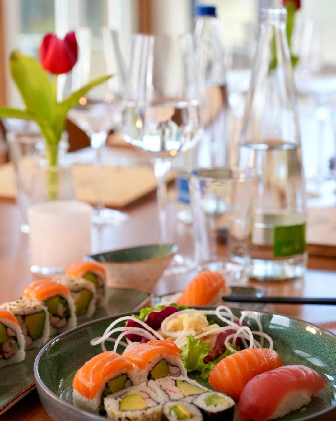 Sushi-Teller bei Mami Viet Leipzig mit Lachs-Nigiri und Inside-out-Rollen auf einem hell gedeckten Tisch