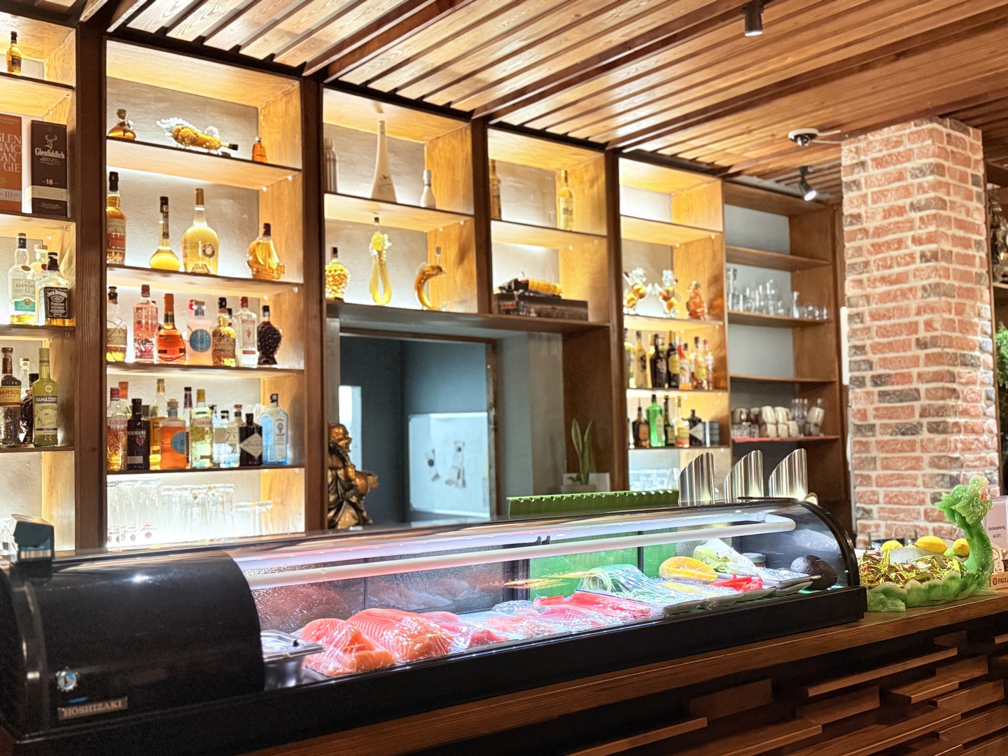 Frische Sushi-Theke bei Mami Viet in Leipzig-Lindenau mit Fisch und Bar im Hintergrund Frische Sushi-Theke bei Mami Viet in Leipzig-Lindenau mit Fisch und Bar im Hintergrund