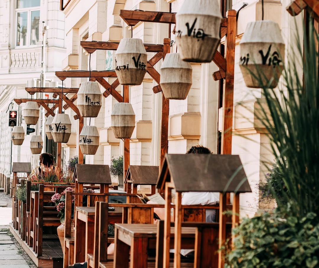Mami Viet in Leipzig-Lindenau – outdoor seating with lanterns on Merseburger Straße