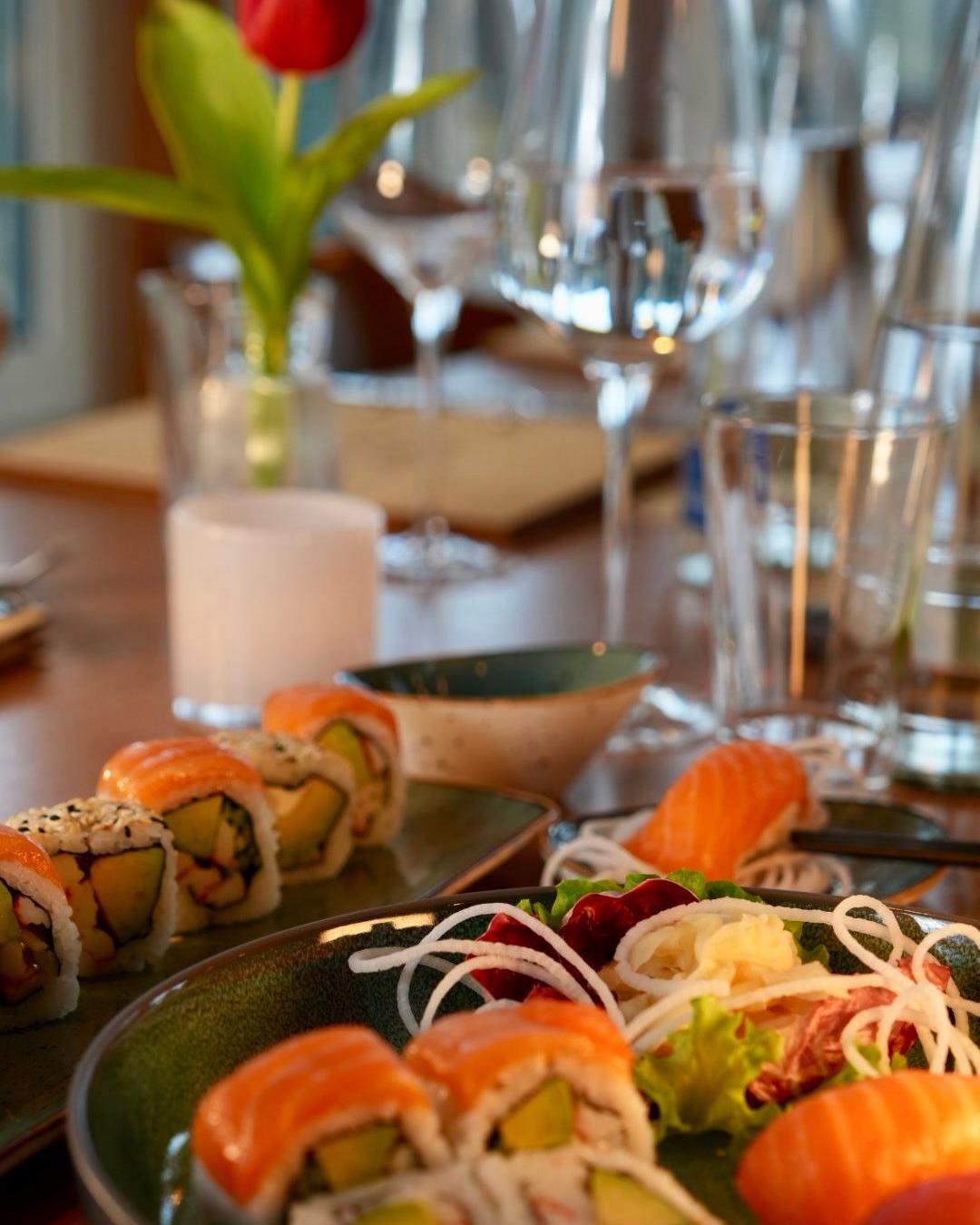 Frisches Sushi bei Mami Viet Leipzig: Lachs-Nigiri, Maki und Sashimi-Salat Frisches Sushi bei Mami Viet Leipzig: Lachs-Nigiri, Maki und Sashimi-Salat