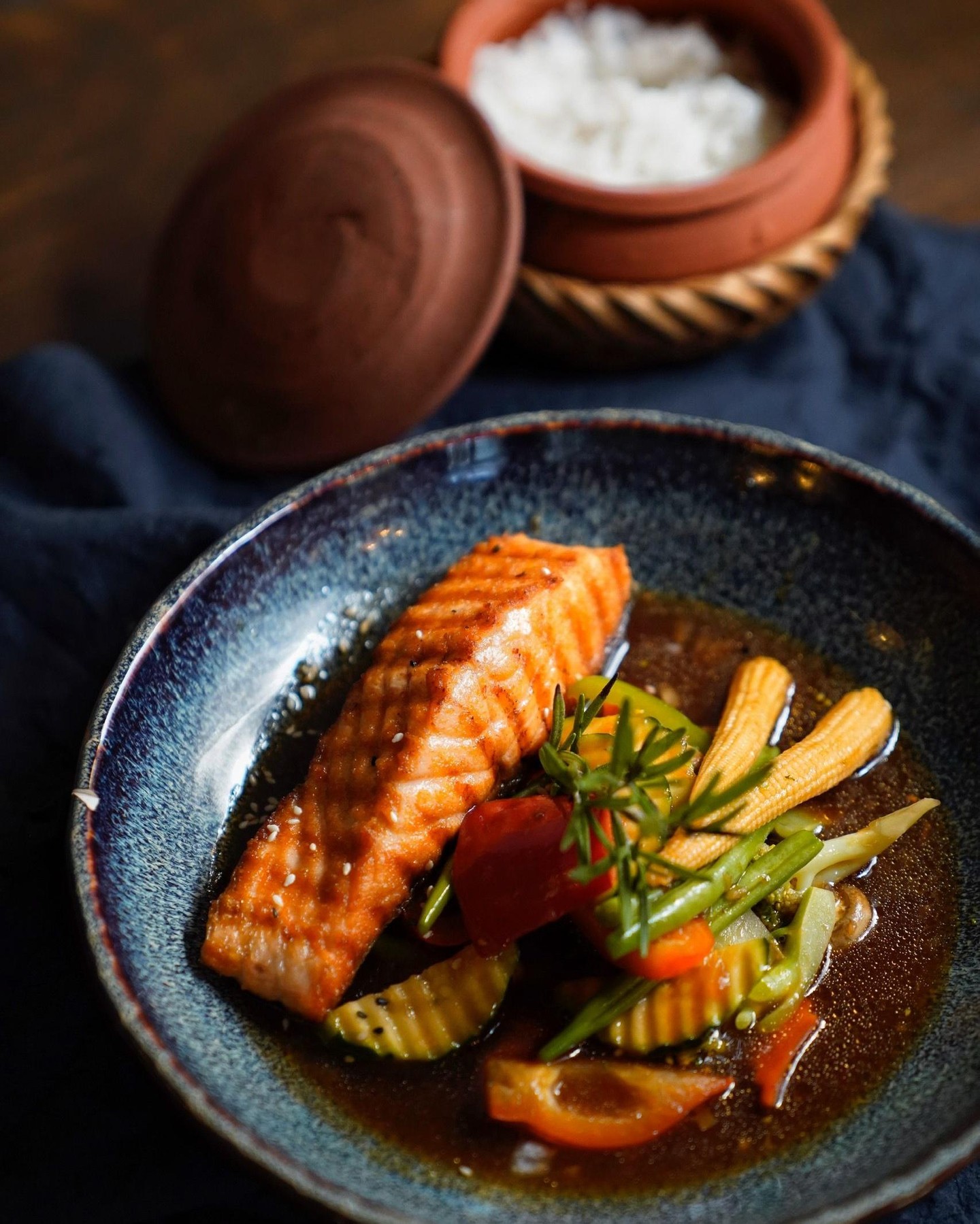 Gegrillter Lachs mit Gemüse und Reis im Tontopf bei Mami Viet in Leipzig-Lindenau