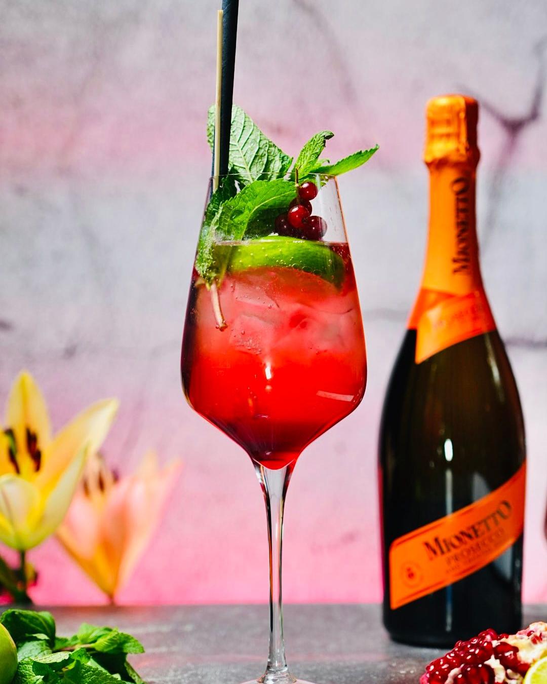 Erfrischender Happy-Hour-Cocktail bei Mami Viet in Leipzig – ideal für laue Abende im Garten Erfrischender Happy-Hour-Cocktail bei Mami Viet in Leipzig – ideal für laue Abende im Garten