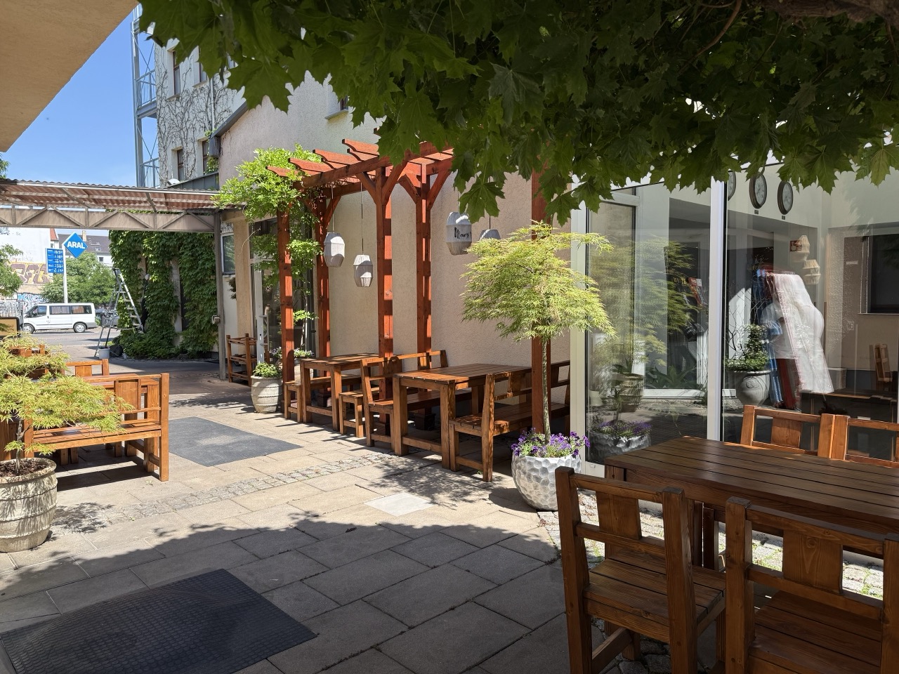 Eingang zum Garten von Mami Viet mit Pergola und Parkplatz direkt davor in Leipzig-Lindenau