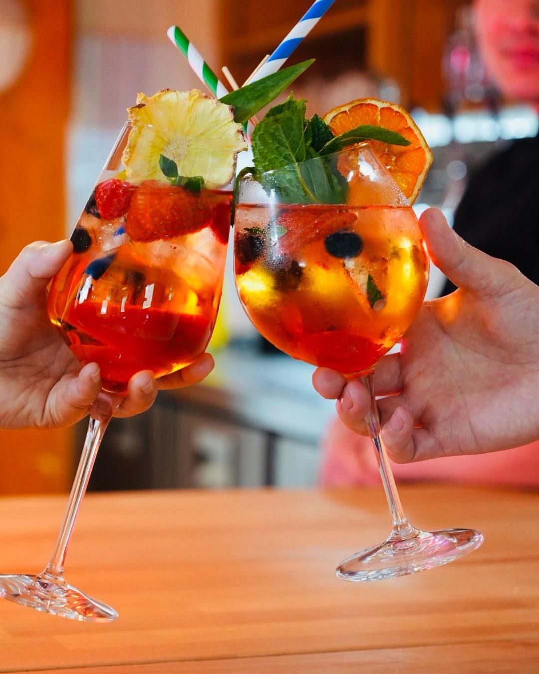 Happy Hour at Mami Viet in Leipzig-Lindenau: two guests toasting with spritz cocktails