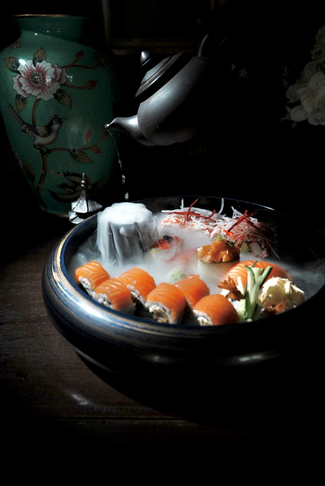 Frisches Sommer-Sushi bei Mami Viet in Leipzig-Lindenau: Rainbow-Roll mit Lachs, Avocado-Maki und Lachs-Nigiri Frisches Sommer-Sushi bei Mami Viet in Leipzig-Lindenau: Rainbow-Roll mit Lachs, Avocado-Maki und Lachs-Nigiri