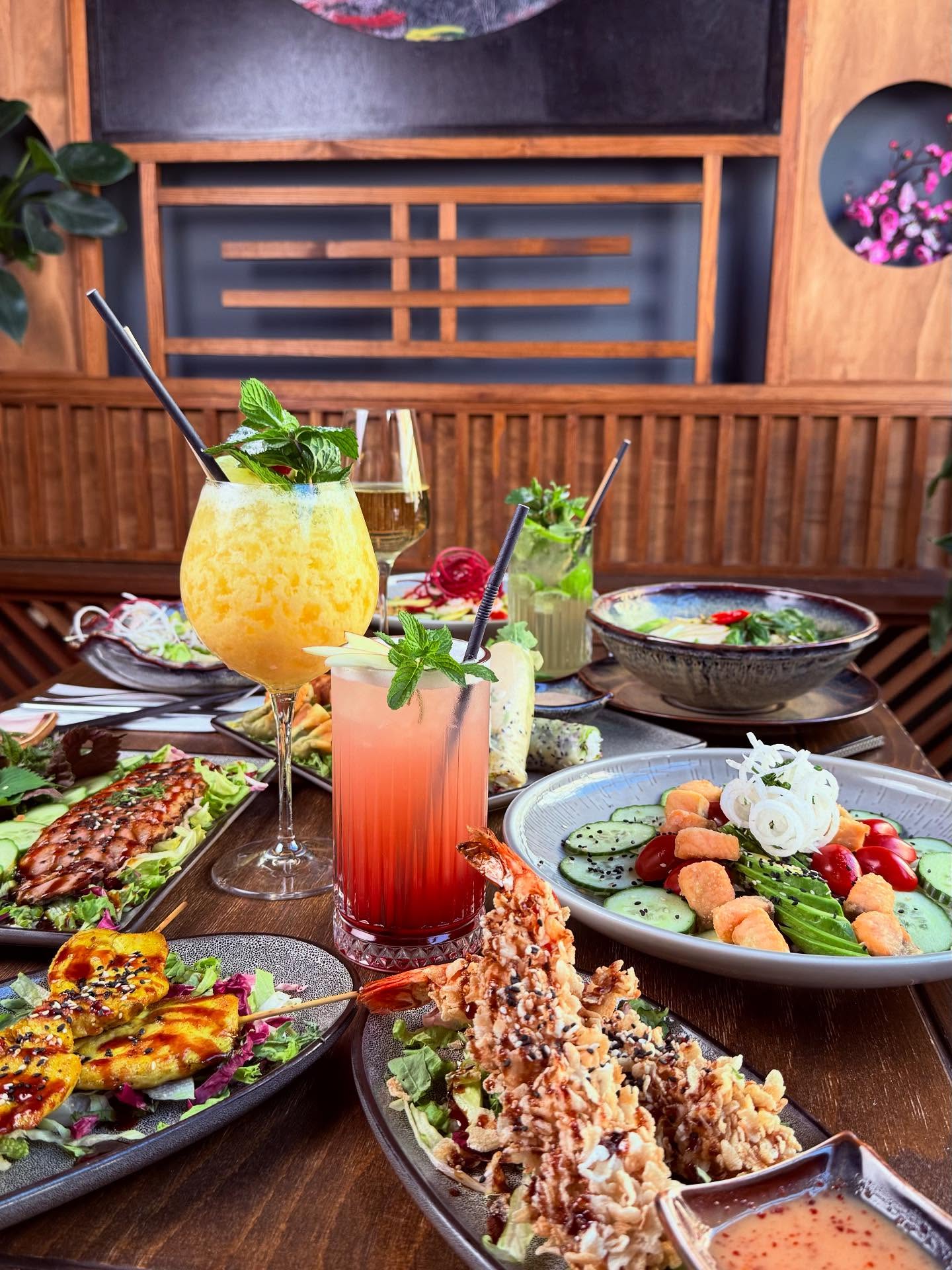 Bunte Cocktails und kleine Gerichte auf der Terrasse von Mami Viet in Leipzig-Lindenau